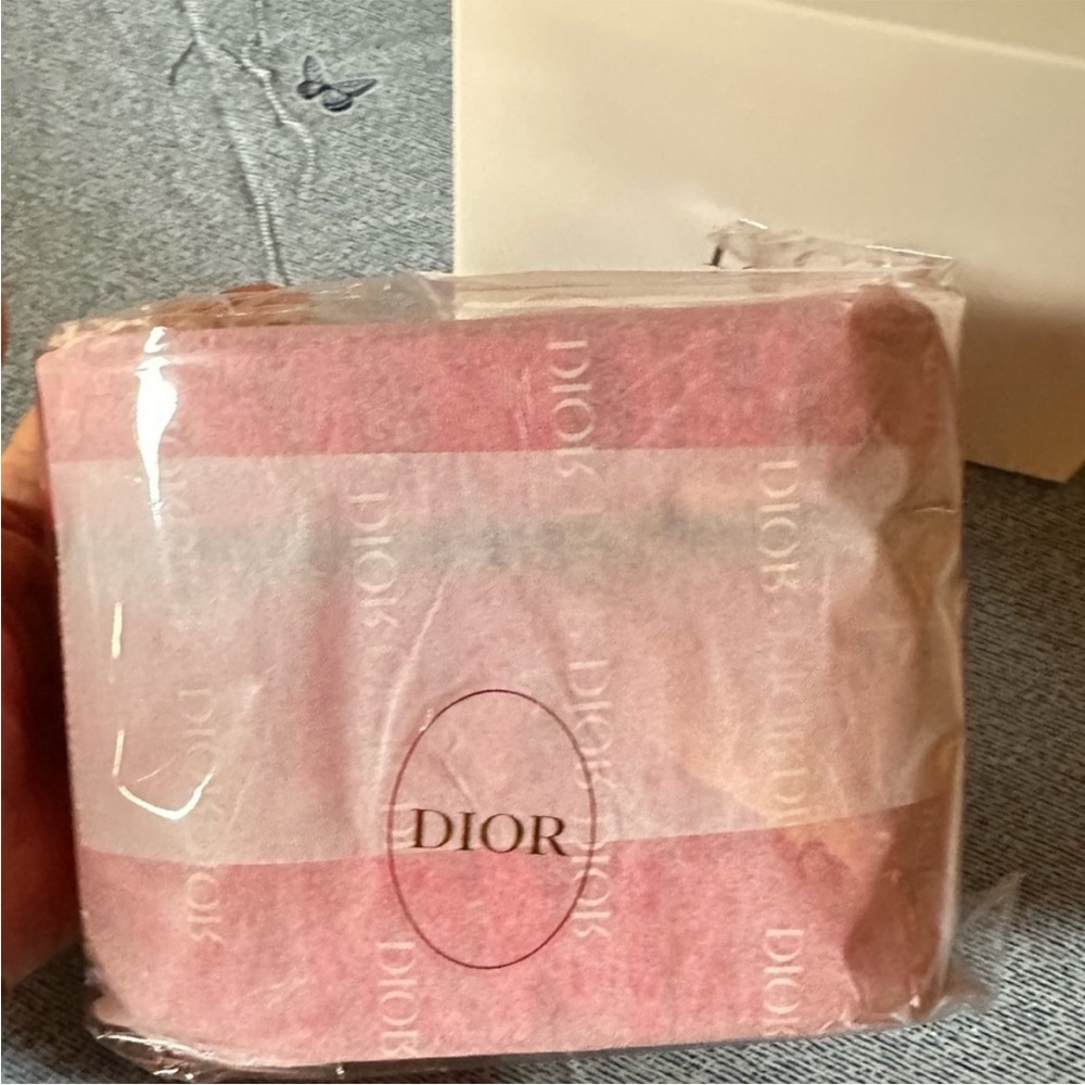 LIMITED EDITION Miss Dior Pink Vanity Case & Miss Dior Phone Grip Set - Picture 4 of 16